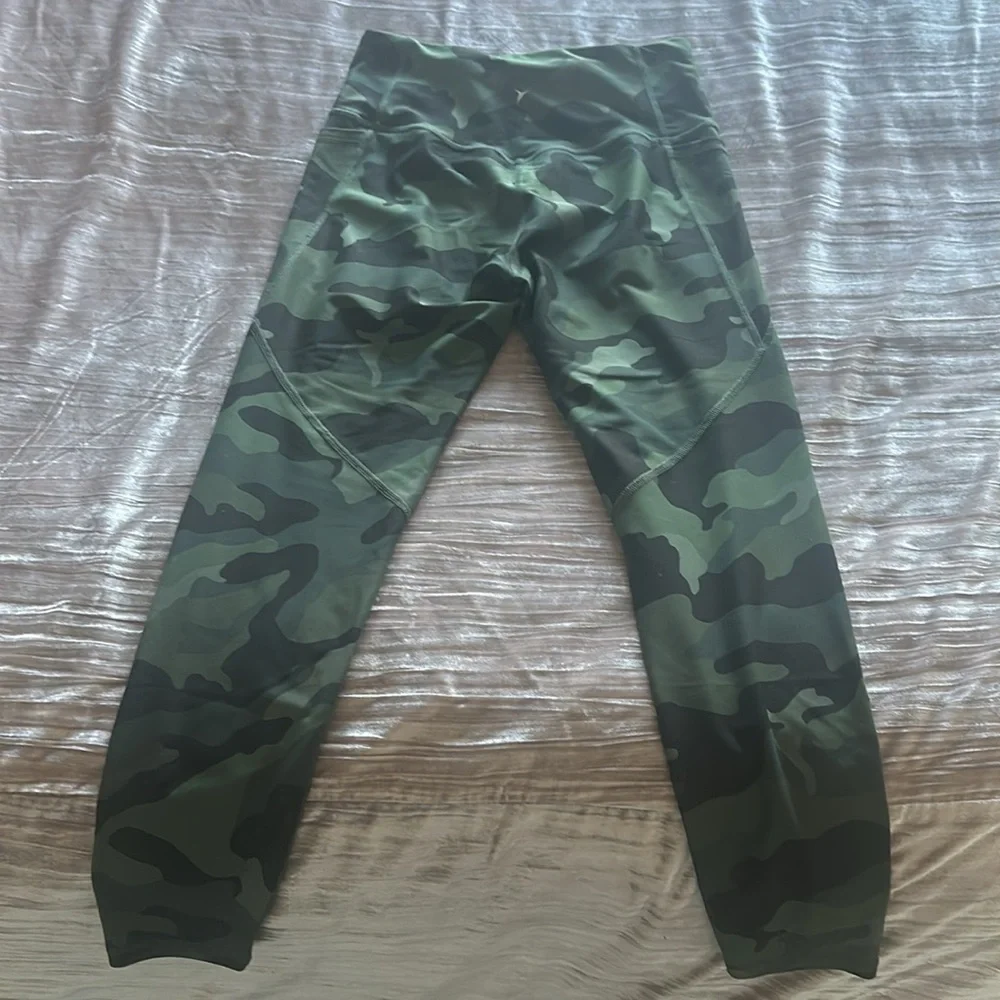 Old Navy Active Green Camo Elevate Leggings - Picture 2 of 6